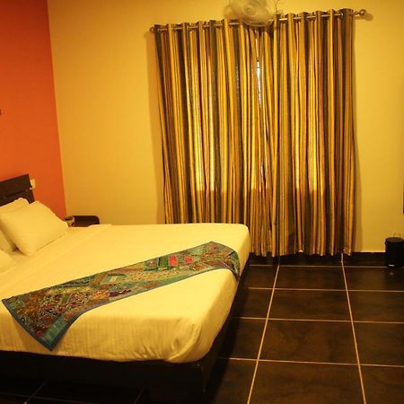 Rockville Hotel Sultan Bathery Exterior photo